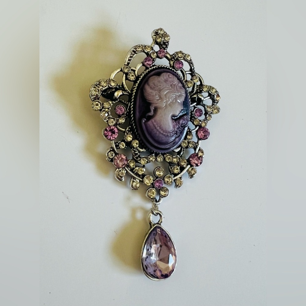 NEW Elegant Purple & Silver Tone Cameo Brooch✨ - Picture 2 of 7